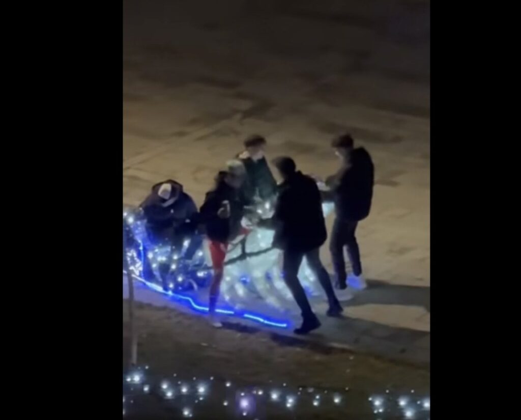 ビデオ ベイウシュのクリスマスマーケットで観賞用のトナカイに乗ってセックスする真似をしているところを撮影された若者5人 / 少年らは身元が特定され罰金を科せられた