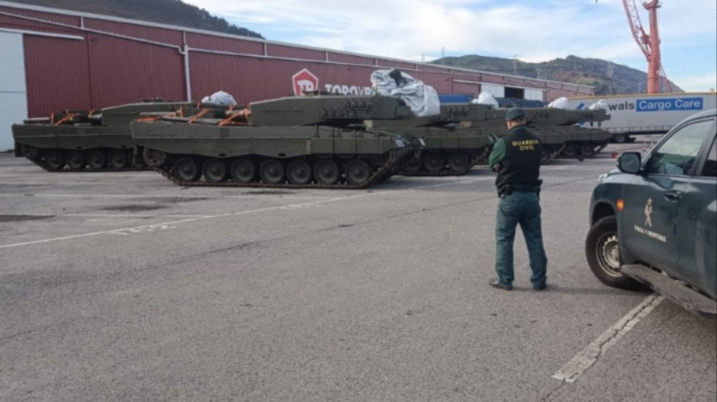 スペインのビルバオ港で確認されたレオパルト2A4戦車、目的は未公表のまま