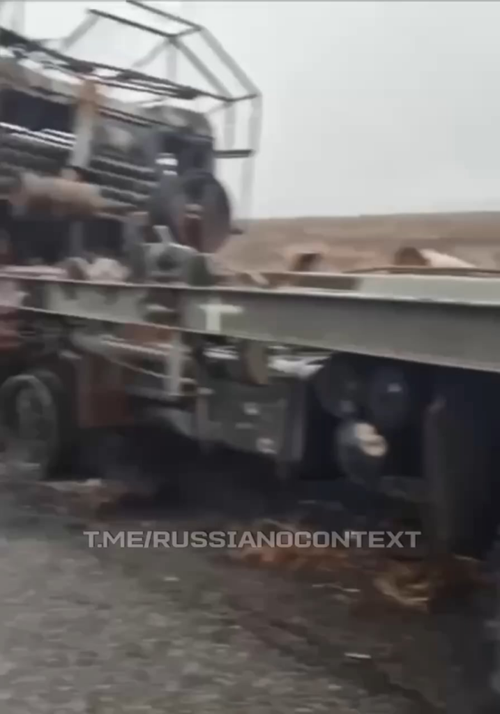 ロシア軍装備の列が破壊された。