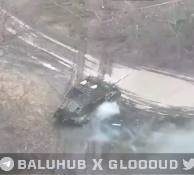 同士討ち：ロシア軍戦車がロシア兵が隠れている家を至近距離から射撃した。 2024年12月