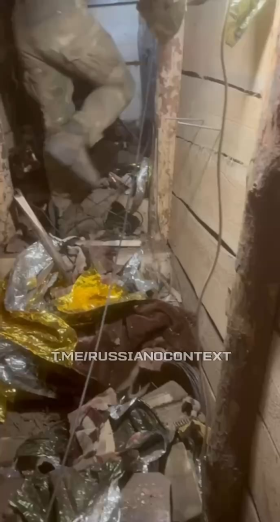ウクライナ軍が塹壕を破壊した後、ロシア兵士がその塹壕の戦闘損害評価を行う
