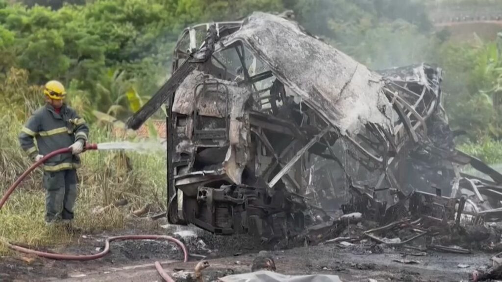 ブラジル南東部の高速道路でバスとトラックが衝突 乗用車も巻き込まれる、これまでに38人死亡