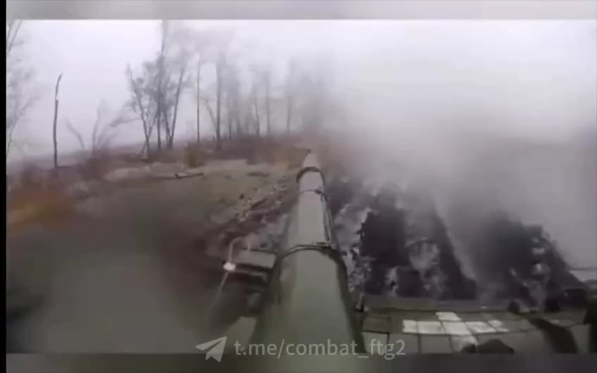 霧の中、ウクライナ軍のT-64BVがロシアの薬に向けて発砲