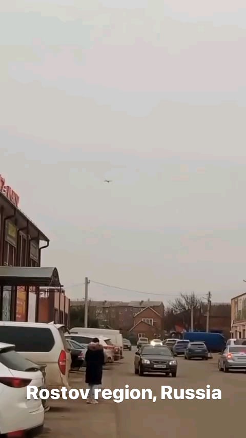 ウクライナの無人機がロストフ地方（ロシア）上空を飛行した。地元住民は爆発を報告し、AAの動作を撮影した。