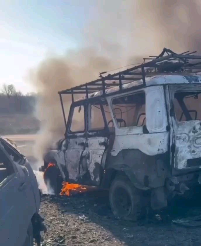ロシア兵士らは、ロシアの「義勇兵」から引き渡されたばかりの援助物資に対するウクライナ攻撃の余波を撮影した。 2024 年のクリスマス
