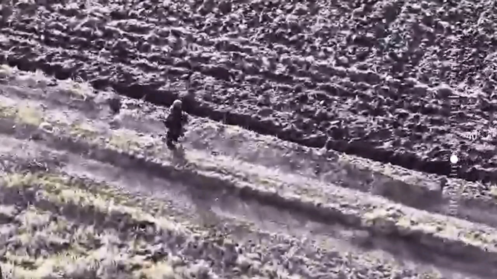 NSFW：ウクライナの射撃手がロシア兵にヘッドショットを決めた。ポクロフスク方向。 2024年12月
