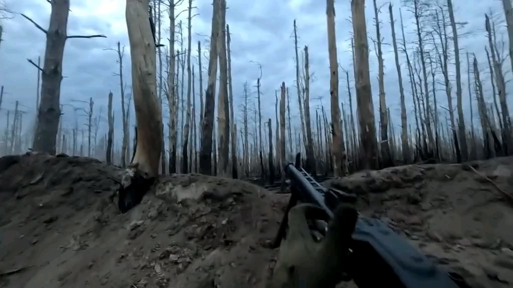 敵の砲撃を受けながらMG-3を持って塹壕を守る「戦闘行動」部隊のウクライナ兵。 2024年12月