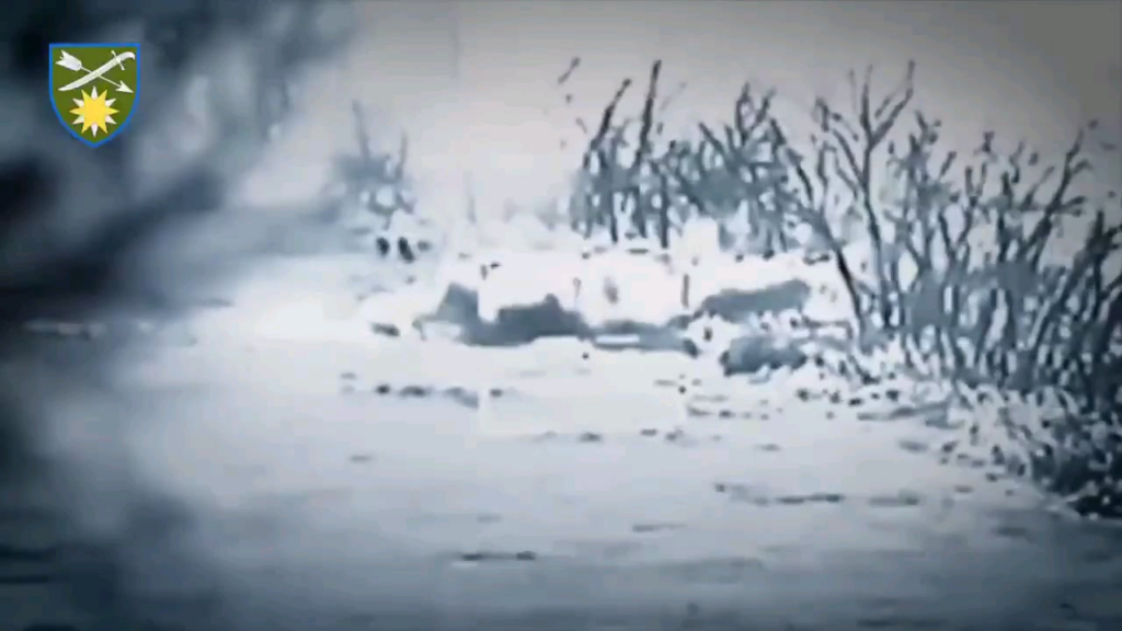 第66機械化旅団のウクライナ兵がStugna-P対戦車ミサイルでロシア戦車とロシア兵の集団を攻撃した。ライマン方向。 2024年12月