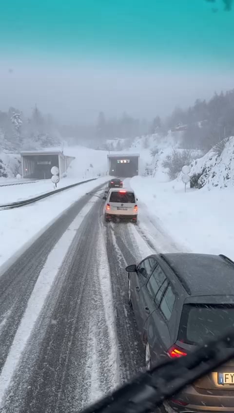 ポルシェを運転するときに冬用タイヤ (または少なくとも冬用装備) を持っていない場合...