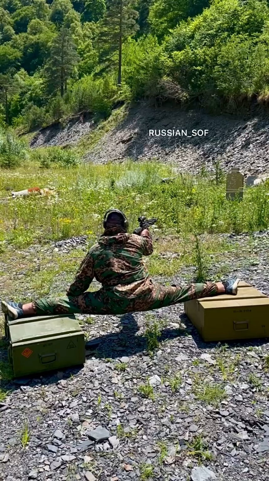 非常に興味深い射撃スタイルを持つロシアの兵士