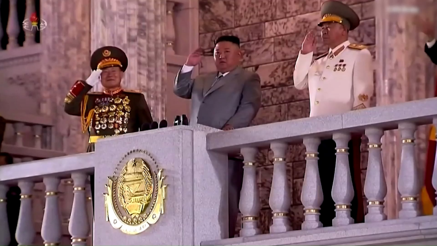 金正恩氏はウクライナとの戦争のためにプーチン氏にさらに多くの武器と兵士を派遣する予定だ。北朝鮮はまた、独自の無人機の製造を開始しており、コクサンおよびKN-15ミサイルシステムとともにロシアに送る予定である。ロシアは対ウクライナ戦争で北朝鮮兵士を投入したことを隠蔽しようとしている。