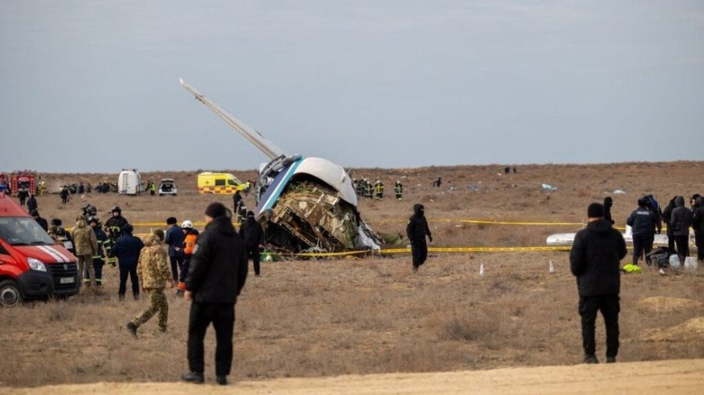 カザフ旅客機墜落、死者３８人 鳥衝突で緊急着陸か