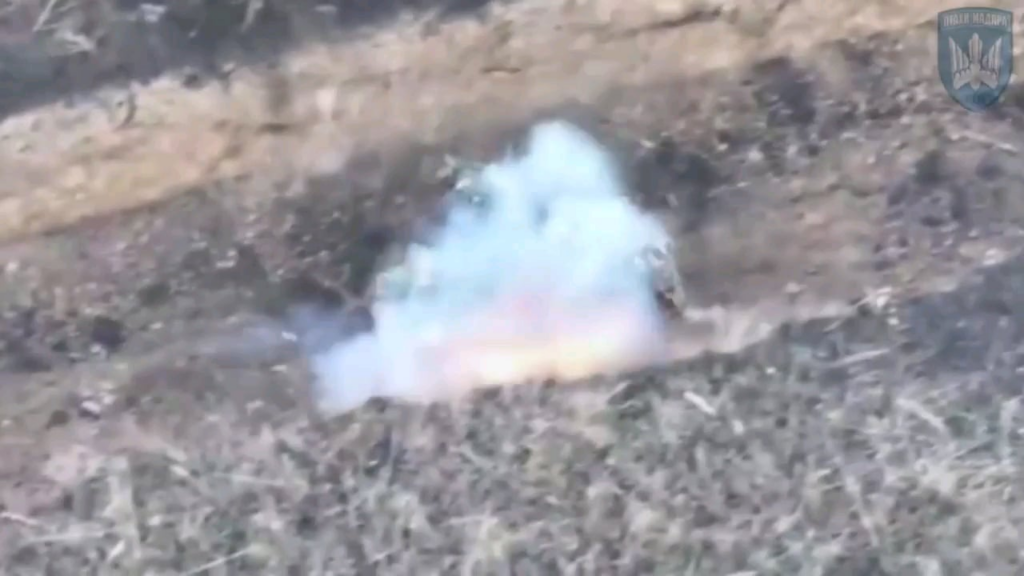 ポクロフスク地方へ向かう途中で爆破されるロシア侵略者の集団をドローンが捉えた