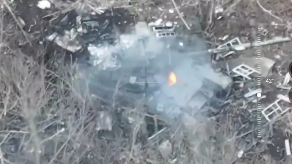 マディアルはロシア戦車に対して光ファイバー誘導のウクライナ製FPVヘキサコプターを使用 [414th separate Marine Strike Drone Brigade, likely Pokrovsk area, December 2024]