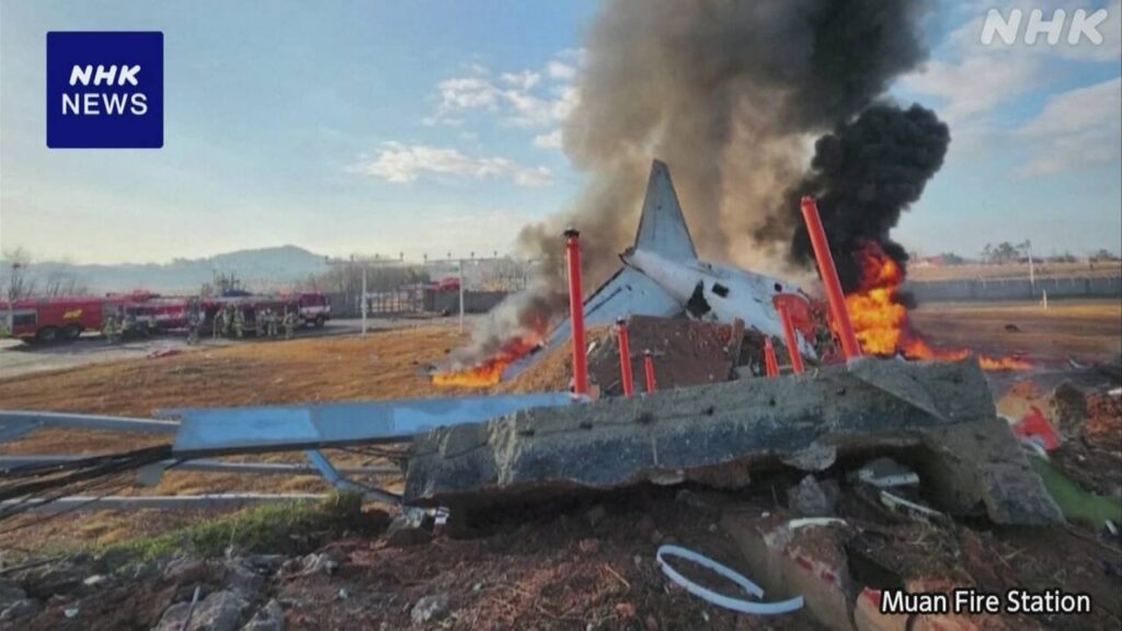 韓国旅客機の着陸失敗 死者120人に “搭乗者ほとんど死亡か”