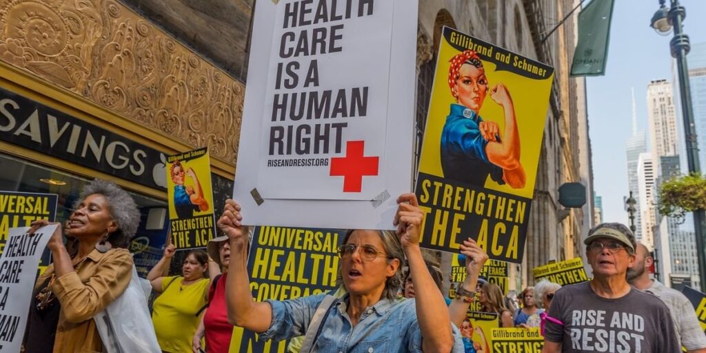 アメリカ人の62%が、アメリカ政府は全員に医療保険を保障すべきであることに同意 新しい世論調査では、すべてのアメリカ人に医療保険を保障する政府への支持が、ここ10年で最高レベルであることが示された。