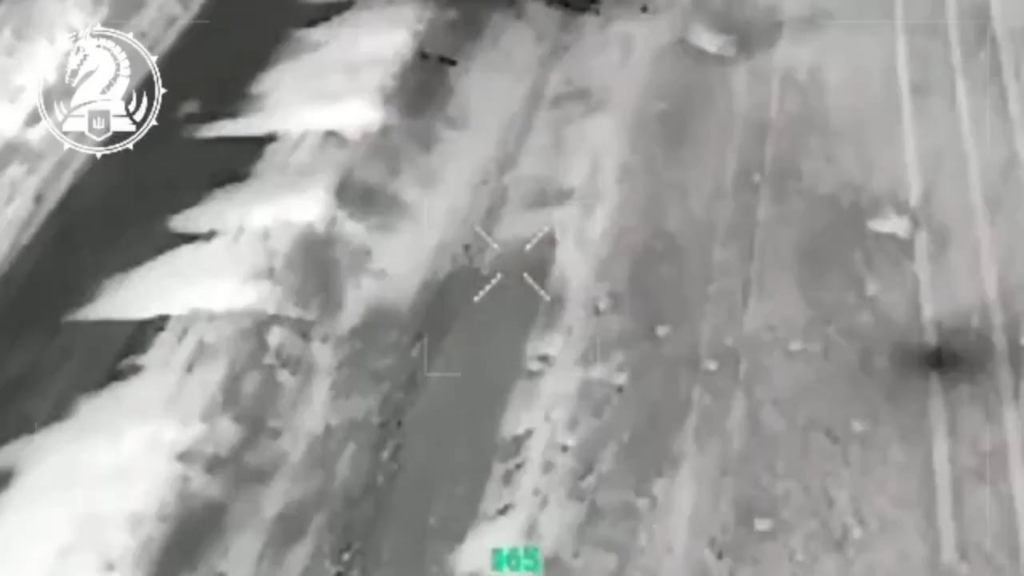 第47旅団のウクライナ人兵士マロイがロシアのFPVによって負傷。その後、ウクライナ人は水、薬、そして「夕方まで待っていてください、兄弟。夕方に迎えに行きます」というメモをFPVで彼に届けた。その後、彼は救出され、ウクライナのブラッドリーで救出された。 (2024年/場所不明)
