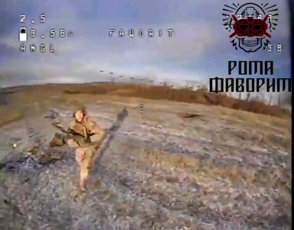ロシア兵士がウクライナのFPV攻撃用無人機をライフルで攻撃した。クルスク/ハリコフ国境地域。 TDF第107旅団、UAV部隊「フェイバリット」。 2024 年 12 月