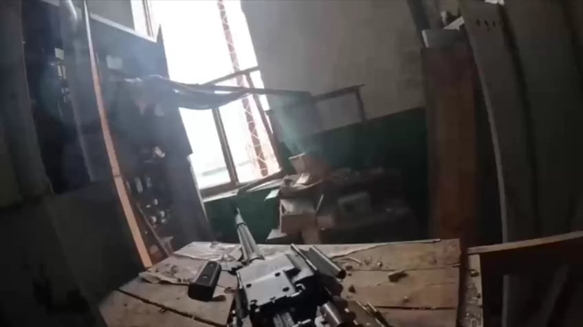 ドネツク州トレツク市で窓から発砲するウクライナの機関銃手