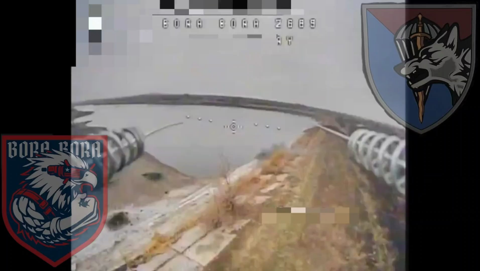 用水路の隣に隠れていたロシア兵がFPVドローン2機と投下された手榴弾で死亡