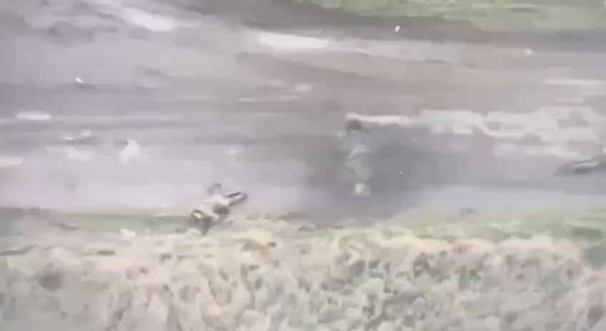 ロシア兵士がFPVドローンに衝突され空中に浮遊する。