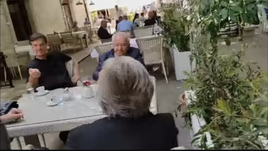 勤務時間中に地元の裁判官とコーヒーを飲みに会うこともありますか?