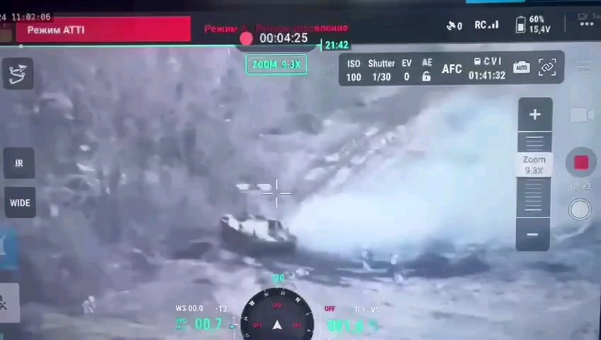 NSFW: ロシアのBTR-50は歩兵数名を降ろし、邪魔だったロシア兵2名を轢き殺した。