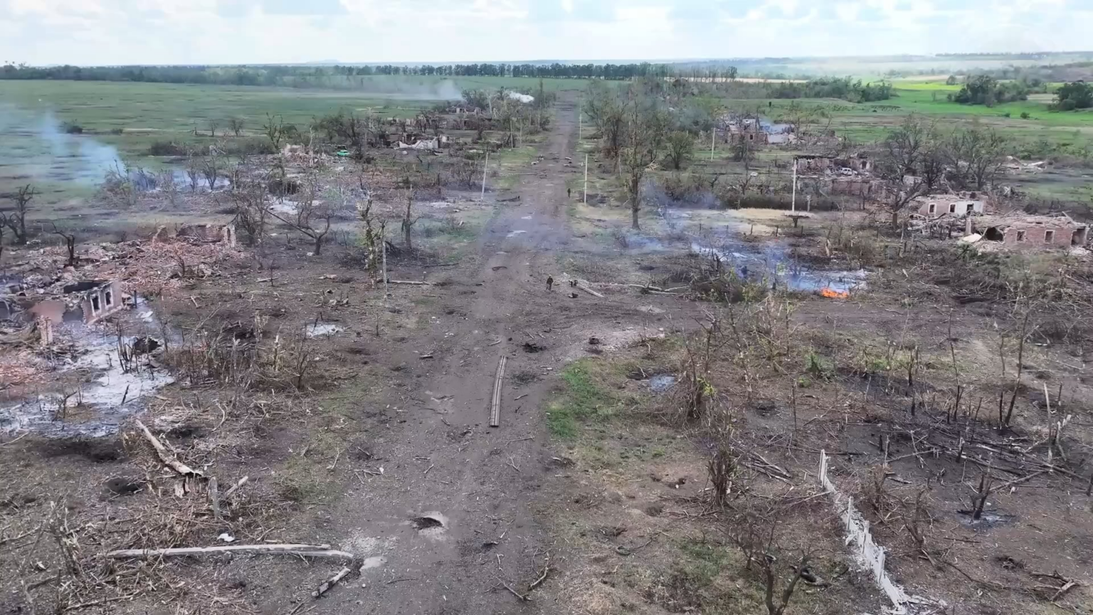 HD 映像には、Strike Drone Company (47 OMBr) のドローン オペレーターが FPV ドローンで孤独なロシア兵をストーカーし、排除する様子が映っています。
