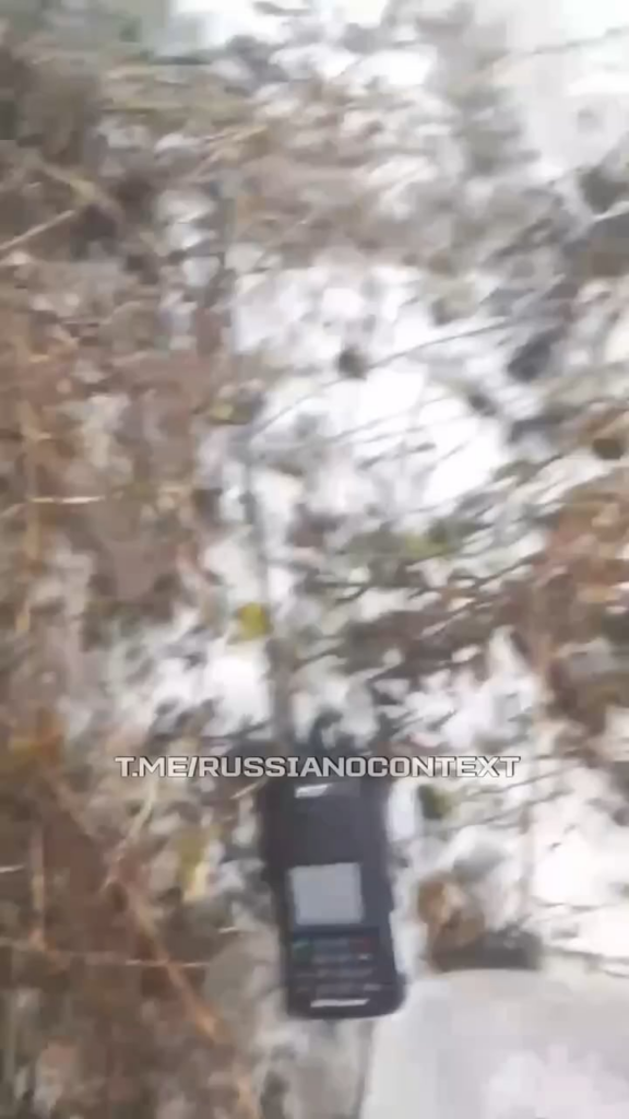 ロシアの兵士は、負傷した戦友が痛みで叫び声を上げているのを撮影することにし、代わりに彼を安全な場所に引きずり込んだ。