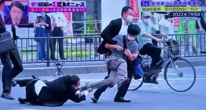 【動画】このナレーションおかしい。「それは不幸な境遇や格差社会から抜け出せない事に絶望した末の叫びだった。社会への不満が渦巻く時その刃が向かうのはいつも時代の顔となる政治家たちだ」統一教会についてちゃんと触れなさいよ　#ザ昭和の99大ニュース