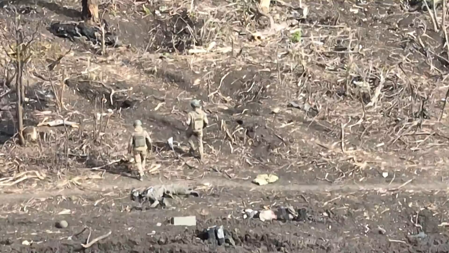 ストライク・ドローン・カンパニー（47 OMBr）のドローン操縦者は、攻撃が失敗に終わった後、戦友の遺体を略奪していたロシア兵を排除した。