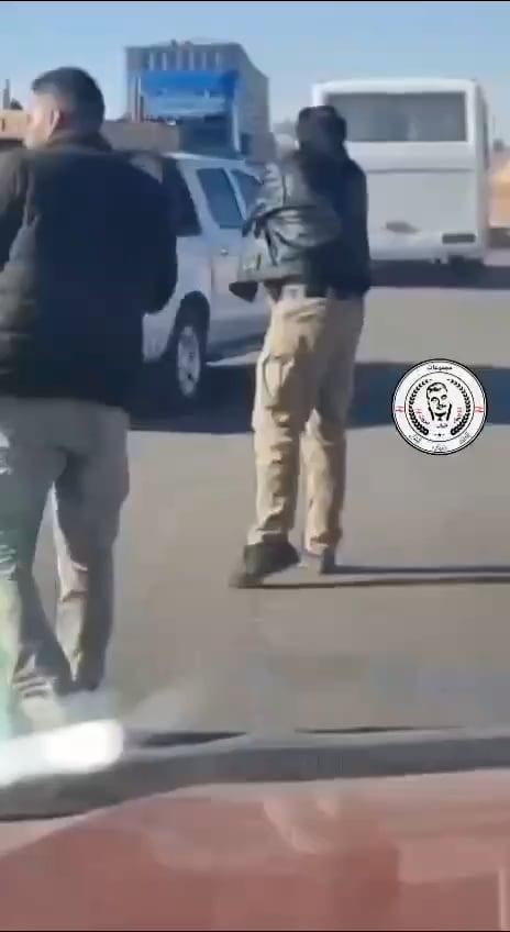 シリアの反政府勢力戦闘員が、T4としても知られる要衝ティヤス空軍基地から避難する際、ロシア軍を撃退する様子が目撃された。