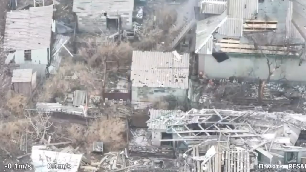 迫撃砲の弾を受けて崩壊した建物の壁にロシア兵２人が潰される