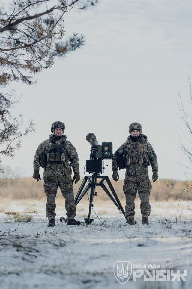「Stugna-P」対戦車誘導中隊 (ATGM) と、ウクライナ国家警備隊のセルヒー・ミハルチュクにちなんで名付けられた第 4 作戦任務旅団の兵士。