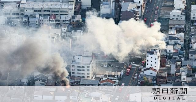 大阪・生野で数棟焼け、81歳女性死亡 近くの別の建物からも出火