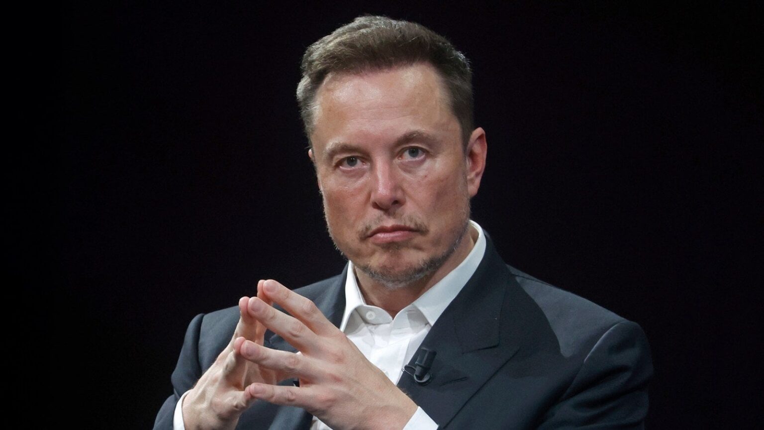 マスク氏、親友トランプ氏に迫るべくマー・アラーゴのバチェラー・パッドで未だにクラッシュ