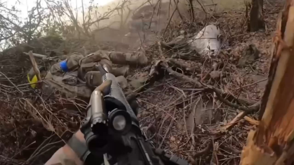 ウクライナ軍のGoProは、ドネツク地域のロシア軍陣地への攻撃中、戦闘機の1人がヘルメット、肘、バックパックに銃弾を受け、手榴弾が爆発した瞬間を記録した。それにもかかわらず、戦闘機は怪我を負いながらも生き残りました。