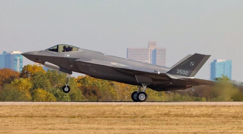 ポーランド初のF-35が空へ飛び立つ