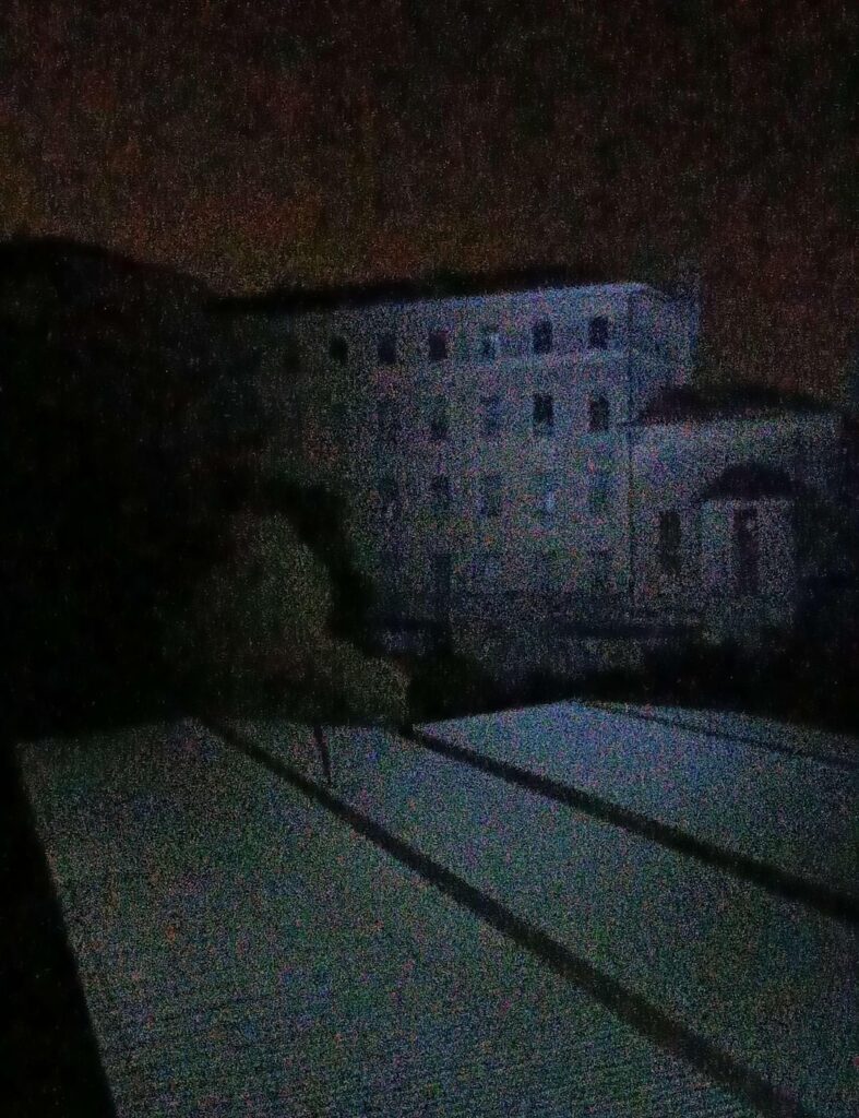 廃病院、一人夜のウルベックス