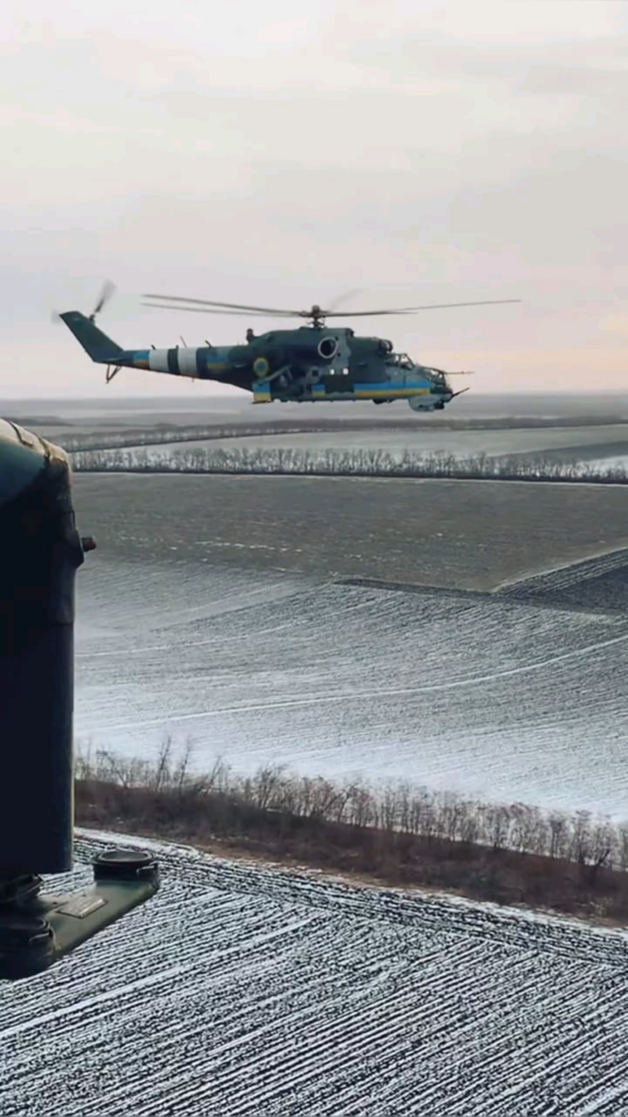 ウクライナ上空を飛行するウクライナのMI-24V。 2024年12月