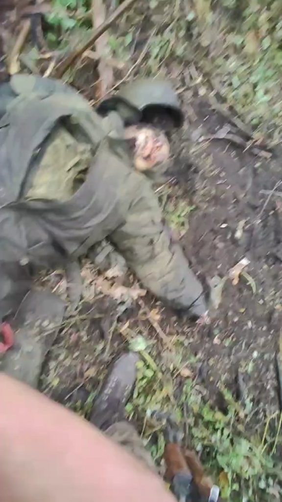 NSFL：ウクライナ兵士が、2022年9月からウクライナに滞在していたロシア兵士の遺体とパスポートを撮影。