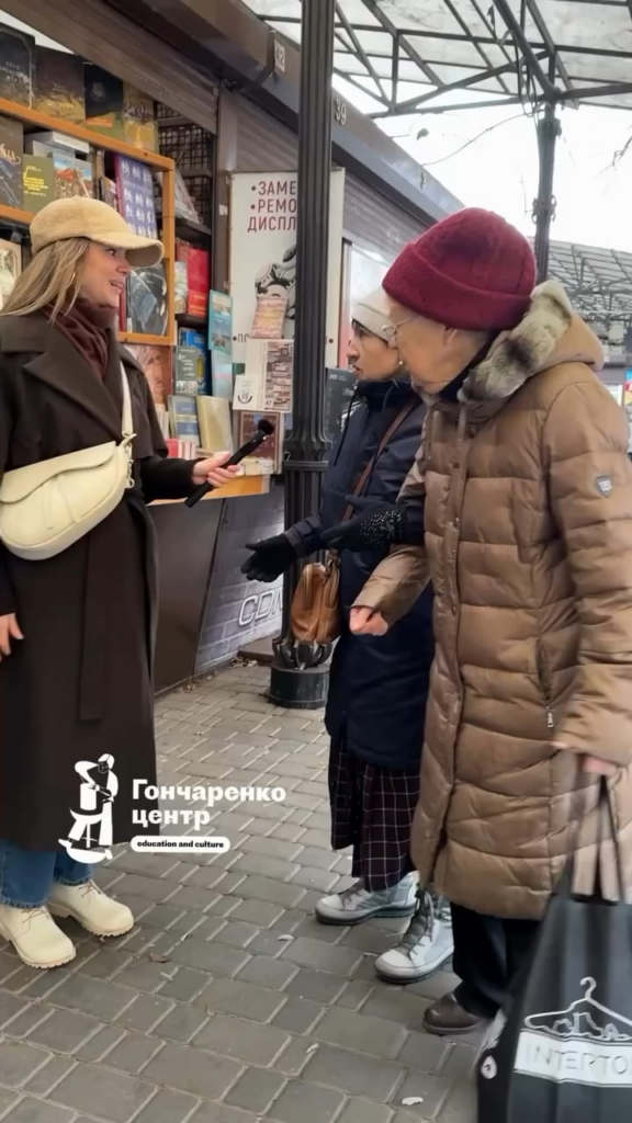 オデッサの街頭でウクライナ人のインタビュアーが、ロシアのプロパガンダに洗脳された二人のおばあちゃんに遭遇した。彼らはウクライナ語を話すことを拒否し、ウクライナ人はとうの昔に絶滅し、ウクライナはロシアの一部だと主張した。