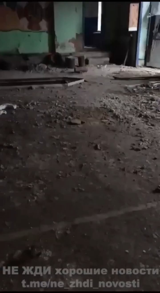 ロシアの侵略者2人は事態が悪化するとすぐに陣地から逃走し、不可解にも武器を持たずに攻撃を行うことを拒否した。 「2日前、14人が入ったが、誰も生き残らなかった。その後、さらに7人が入ったが、またしても誰も生き残らなかった。これは戦争ではない、私たちは確実な死に送られるのだ。」