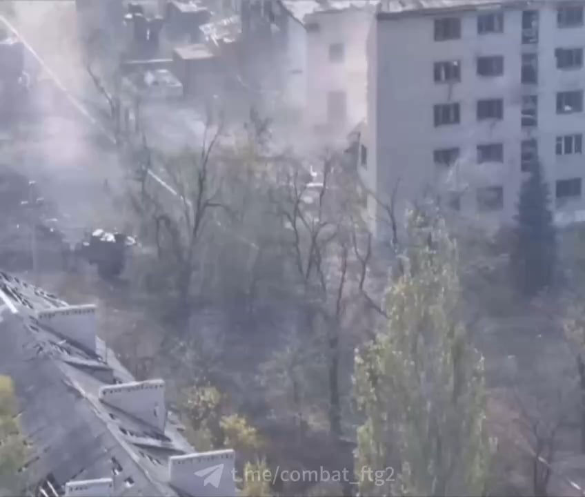 ポーランド製「オンシラ」ＡＰＣのウクライナ軍兵士が、ドネツク州トレツク地区でロシア人が占拠していたアパートに対戦車地雷を設置し取り壊した。このひき逃げ戦術はますます一般的になってきており、効果的であることが証明されています。