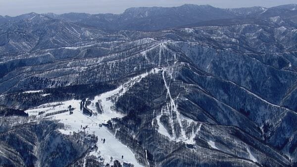 バックカントリースキーで東京の50歳男性が雪に埋もれ死亡 スキー場の管理区域外 積雪は2m以上か 長野県野沢温泉村