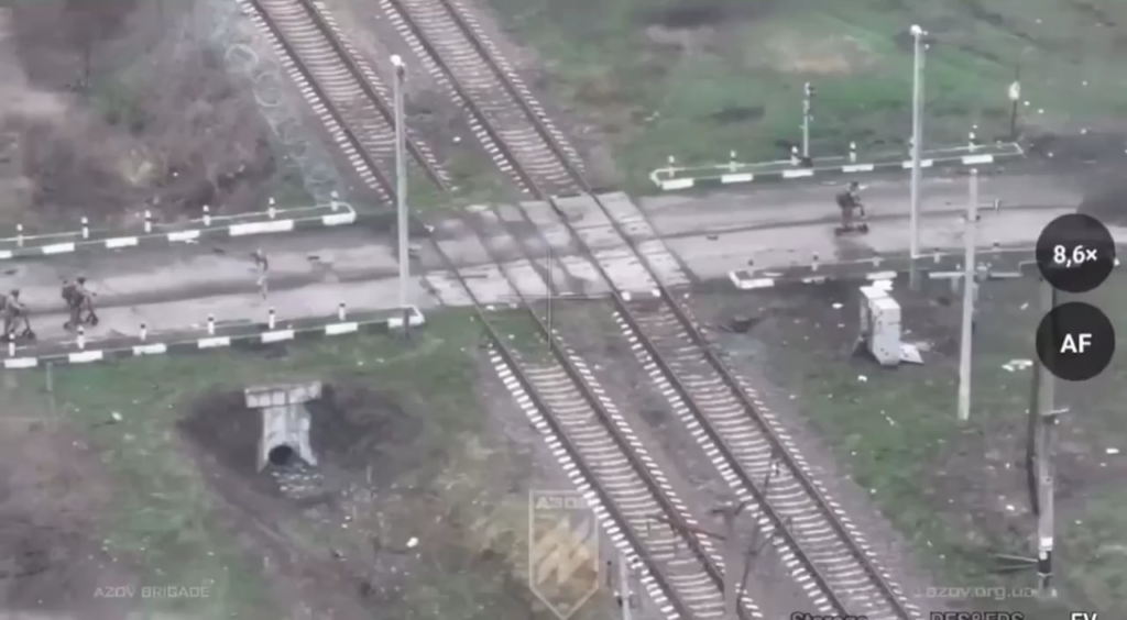 電動スクーターに乗ったロシア兵士がウクライナ・アゾフ旅団の陣地を攻撃しようとするドローン映像