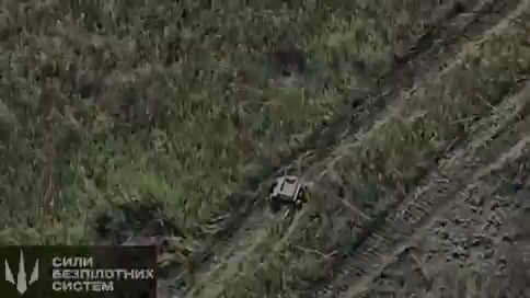 ウクライナの無人システム軍は地上ドローンを使用して地雷を敷設し、敵の要塞を攻撃した。