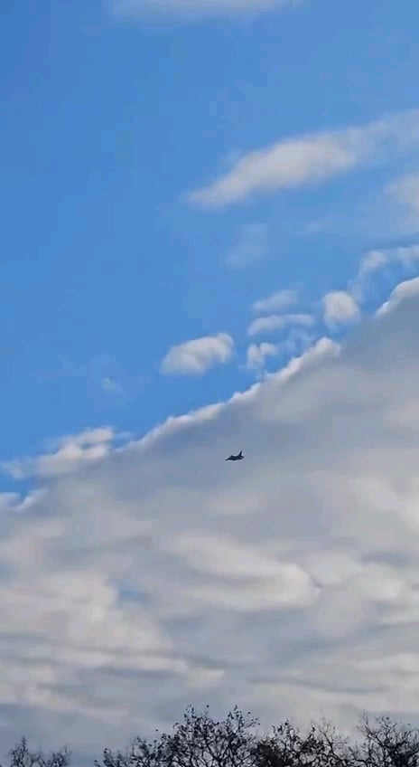 ウクライナのF-16がウクライナ上空で忙しく飛行している