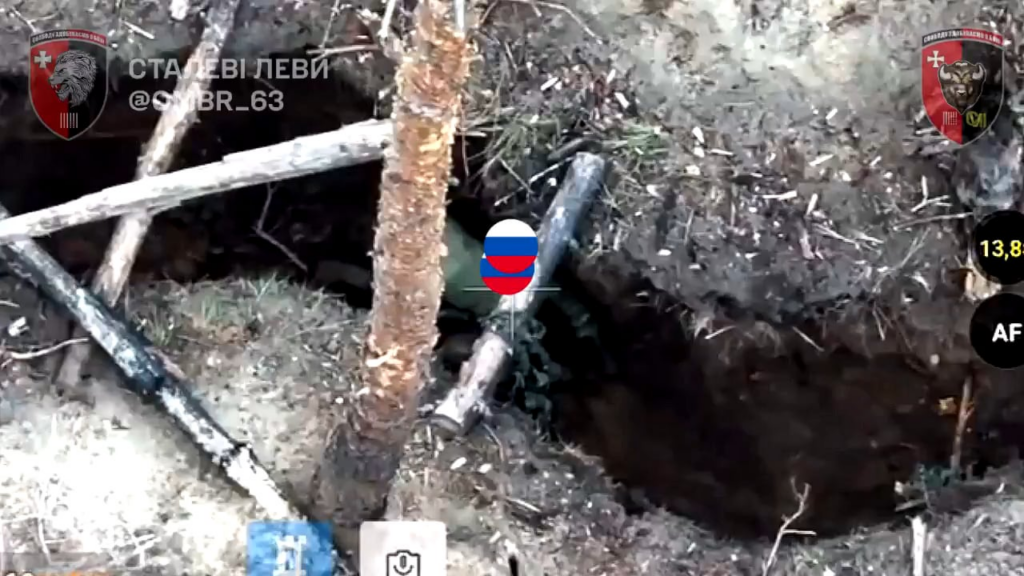 近づいてくるウクライナの無人機にロシア人が手榴弾を投げるドローン映像。しかし、それは跳ね返り、仲間の避難所にまっすぐ飛んでいきました