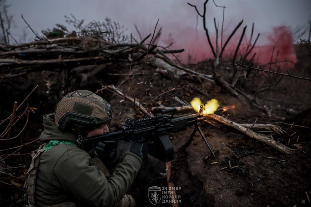 東部戦線の塹壕線で機関銃を発砲する兵士。彼はウクライナ軍のダニエル国王にちなんで名付けられた第24独立機械化旅団の出身だ。